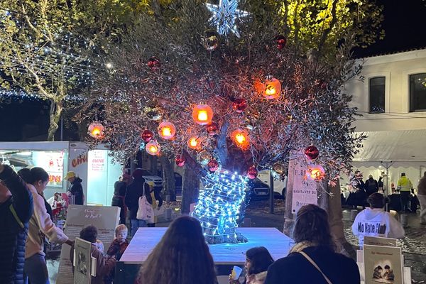 La commune de Rousset dans les Bouches-du-Rhône a remplacé le traditionnel sapin de Noël par un olivier, plus local, et porteur de symboles.