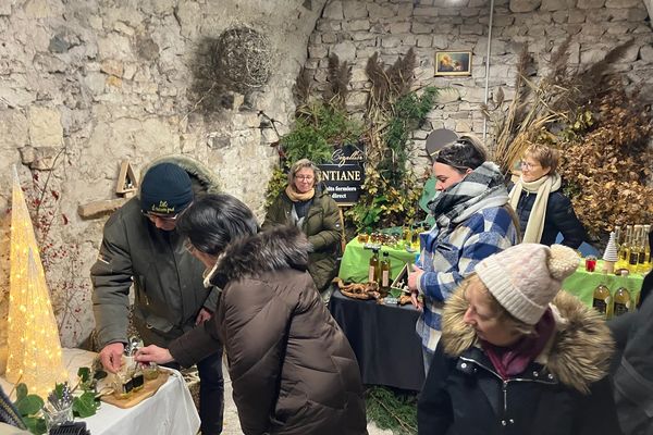 Dans les caves d'un petit village d'Auvergne se tient un marché de Noël pas comme les autres.