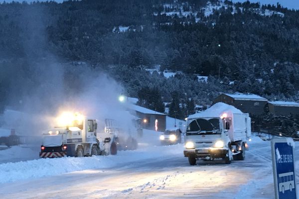 Pyrenees Orientales 30 Centimetres De Neige Sont Tombes Aux Angles