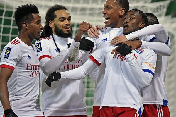 Tino Kadewere après son but avec Jason Denayer et Marcelo et Thiago Mendes. Suite au match du 24 janvier, l'OL mène pour la première fois depuis 1956, 45 victoires à 44, pour 33 résultats nuls dans le derby qui l'oppose à l'ASSE. OL. 