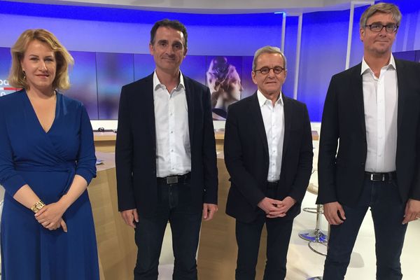 Emilie Chalas (LREM), Eric Piolle (EELV), Alain Carignon (DVD) et Olivier Noblecourt (PS) lors du débat sur le plateau de France 3 Alpes.