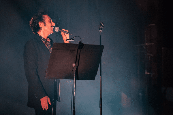 Le chanteur du groupe Feu! Chatterton Arthur Teboul, en duo avec le pianiste Baptiste Trotignon sur l'album "Piano-Voix".