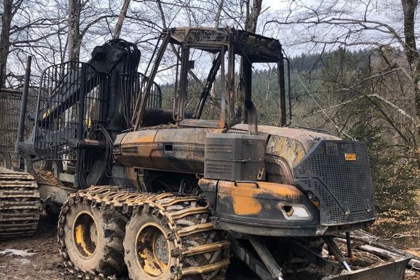 Un engin forestier détruit par un incendie, à Brassy (Nièvre)