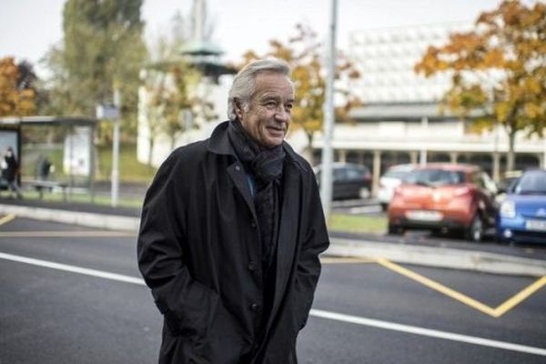 Francois Rebsamen marchant dans une rue de Dijon le 24 octobre 2013