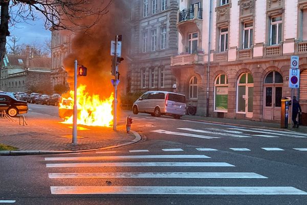 Une véhicule en flammes rue du Maréchal Foch à Strasbourg.