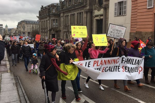 Plus de deux cent personnes étaient réunies pour un même but : faire entendre la voix des femmes alors que des inégalités sociales persistent.