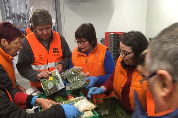 Les bénévoles de la banque alimentaire de Savoie s'activent avant le début de la collecte nationale qui démarre ce jeudi 29 novembre dans le département, vendredi 30 partout ailleurs. 