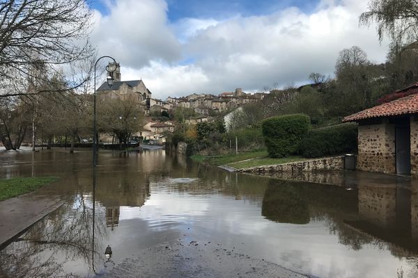 Les fortes précipitations du vendredi 29 mars ont fait déborder plusieurs cours d'eau comme le Vincou ici à Bellac.