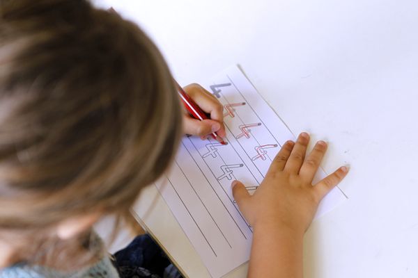 On compte environ 140 écoles Montessori en France.