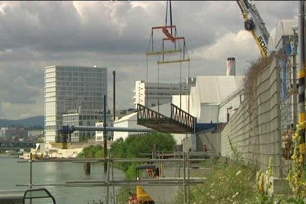 L'installation de la passerelle de la future voie verte