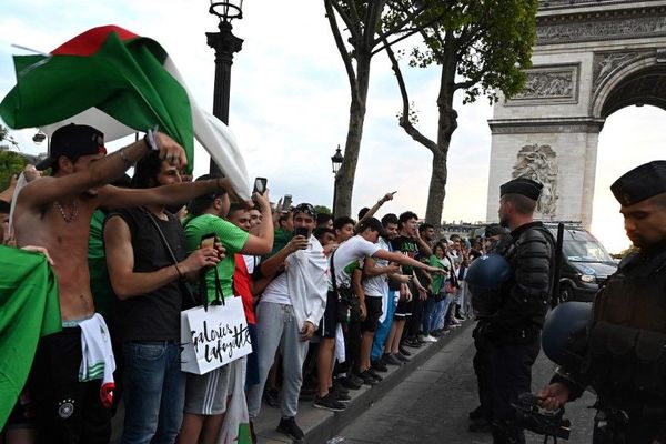 Après la qualification des Fennecs lors de la Coupe d'Afrique des Nations, les supporters se sont rassemblés sur l'avenue des Champs-Elysées, le 11 juillet 2019.