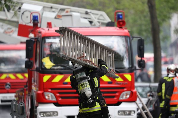 Un incendie est en cours à Saint-Laurent-de-Mûre, près de l'aéroport de Lyon Saint-Exupéry.