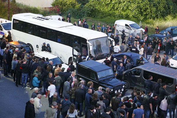 L'autocar transportant l'équipe du HAC bloqué par des Corses violents est finalement secouru par la police