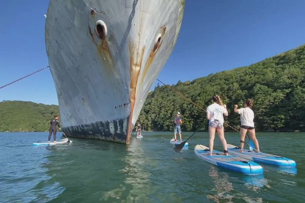 Pour s'approcher au plus près des navires du cimetière marin de Landevennec, rien de tel que le paddle