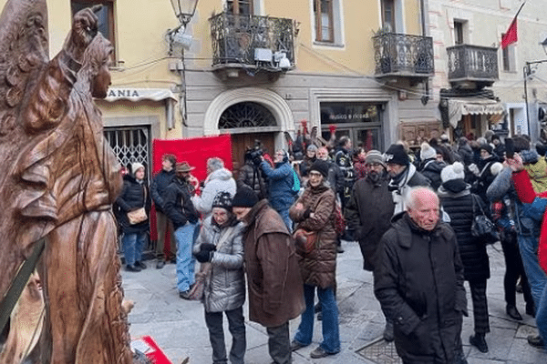 Dans les rues d'Aoste, la foire de la Saint Ours a débuté au petit matin de ce mardi 30 janvier, comme c'est le cas depuis 1024 éditions. 73 sculpteurs sur bois professionnels et des dizaines d'amateurs exposent leurs production pendant 2 jours ; sous les yeux de 173 000 visiteurs l'an dernier.