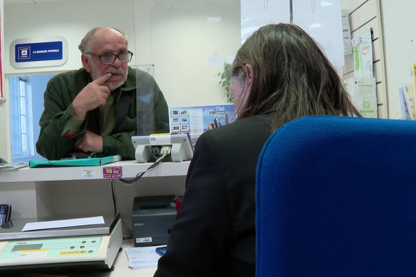 Dans le bureau de poste de Cambremer (Calvados), qui fermera ses portes le 3 juin 2024. Les services postaux seront transférés à une maison France services.