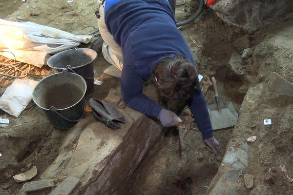 250 sépultures et de nombreux objets religieux ont été découverts sur ce chantier de fouilles à l'église des Jacobins à Morlaix