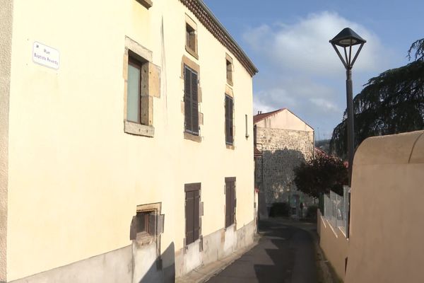 Une fillette de 7 ans a été retrouvée morte ce mercredi 6 novembre dans un logement de Coudes, dans le Puy-de-Dôme.