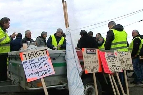 Une soixantaine de salariés de Tarkett s'étaient rassemblés devant les locaux de la DIRRECTE le 2 février dernier.