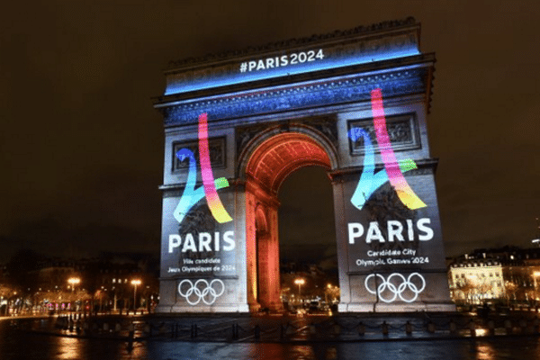 Candidature aux Jeux 2024 : Paris a dévoilé son logo sur l'Arc de Triomphe, le 9 février 2016, à 20 heures 24.