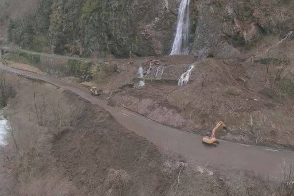 Les pelleteuses se sont relayées depuis vendredi pour dégager la route Pierrefitte - Cauterets.