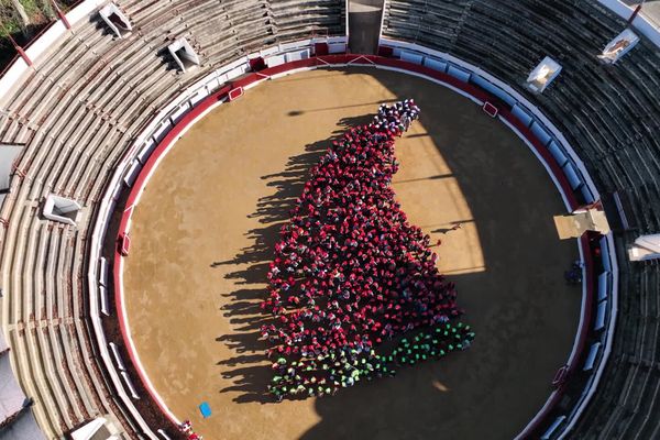 Dans les arènes d'Aire sur l'Adour, ce joli bonnet de lutin vu du ciel, a été composé par 641 lutins, ce 16 décembre 2023.