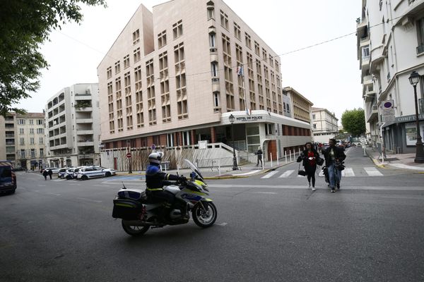 Les pompiers et le Samu sont intervenus ce mardi 20 juin à l’hôtel de police de Toulon après que le corps d’un enquêteur a été retrouvé.