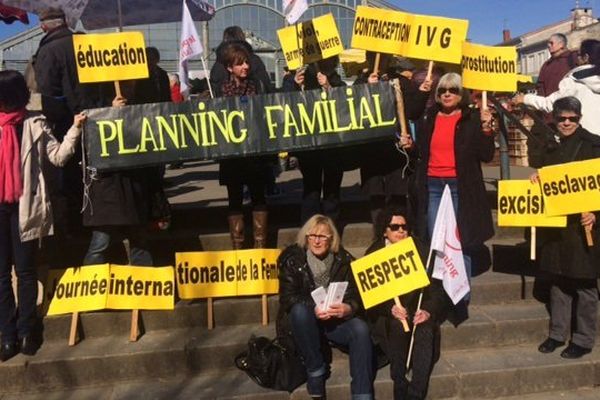 Le planning familial 79 rassemblé devant les halles de Niort.