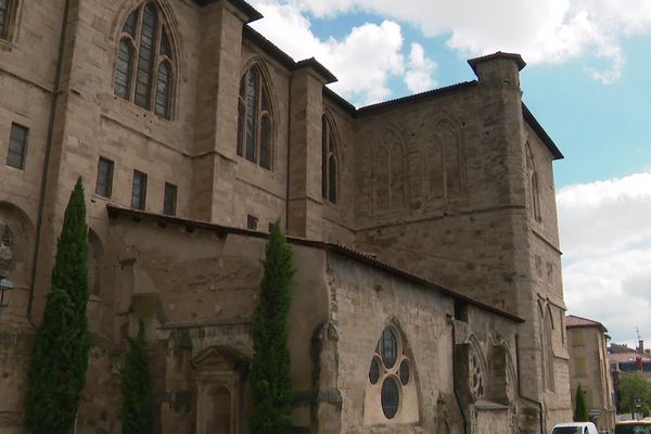 A Romans-sur-Isère, la Collégiale Saint-Barnard endommagée par la grêle le samedi 15 juin. Les travaux de dépose des vitraux et de remplacement des tuiles devaient débuter ce jeudi 20 juin, cinq jours après l'orage.