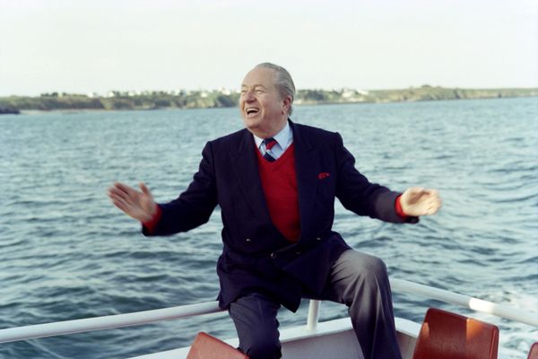 Jean-Marie Le Pen, le 31 mars 1995, sur un bateau lors d'une visite sur l'île de Groix. Le patron du Front National est alors candidat pour l'élection présidentielle.