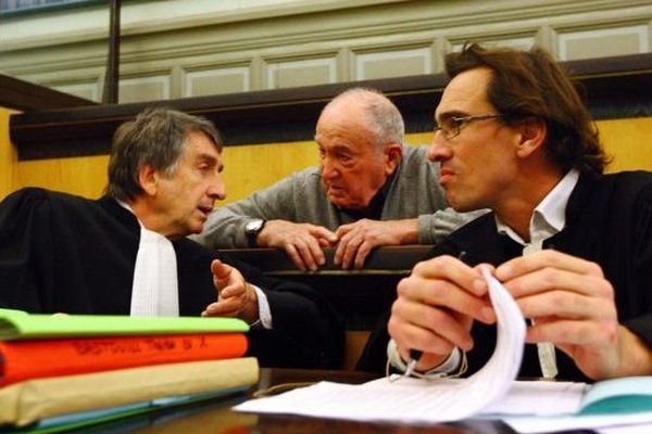 Jean Bastouill dans le box des assises de Perpignan et ses deux avocats