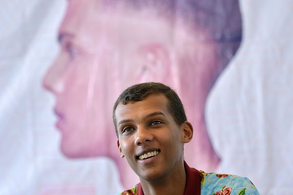 Stromae sort un nouveau morceau intitulé "Défiler" composé pour sa nouvelle collection de vêtement.