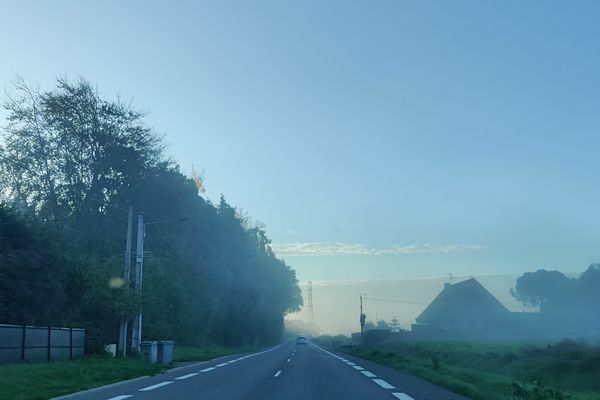 Attention aux visibilités réduites ce matin, comme ici sur la route à Lambersart (59)