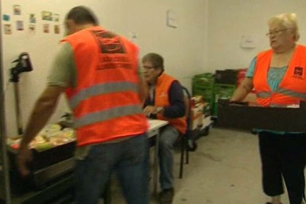 Des tonnes de nourriture atterrissent à la banque alimentaire avant d'être redistribuées par les bénévoles.