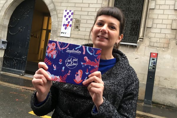 L'Angevine Claire Vimont et sa création "Sexploration" devant l'Ecole de Communication Visuelle à Nantes où elle a conçu ce jeu.