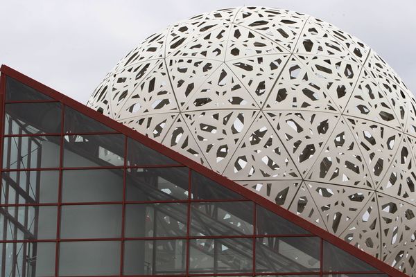 Le Futuroscope de Poitiers demeure l'un des parcs d'attraction les plus visités en France.