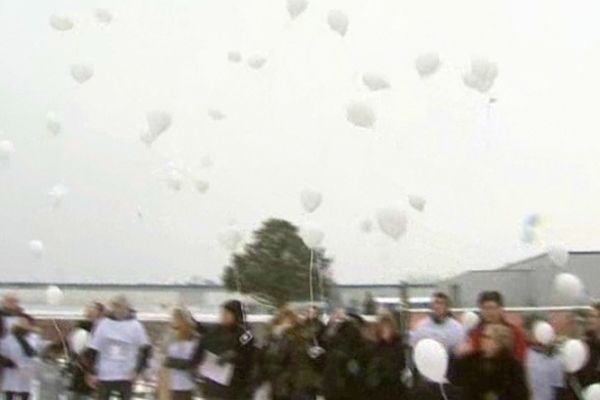 Des ballons blancs dans le ciel du cimetière de la Croix-Sainte-Ouen dans l'Oise