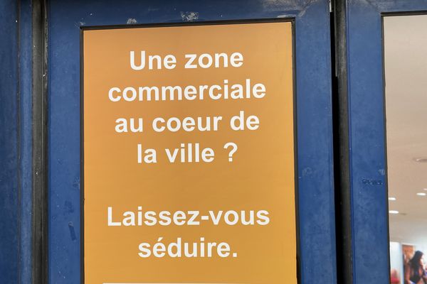 Sur l'ancienne zone commerciale laissée à l'abandon au centre-ville de Chaumont de nouvelles affiches de la communauté d'agglomération ont fait leur apparition.