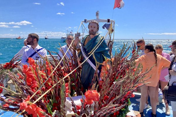 Statue de Saint-Pierre, patron des pêcheurs, lors de la bénédiction en mer à Sète le 2 juillet 2023