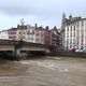 Le débit de la Nive est encore fort ce 18 octobre à Bayonne.