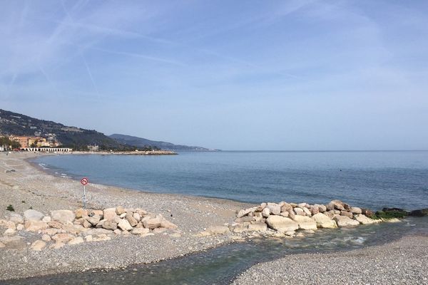 La baignade est interdite sur une partie des plages mentonnaises jusqu'à ce mardi midi. 