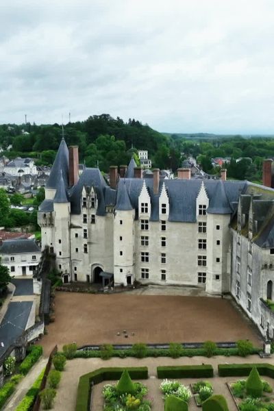 Le château de Langeais est surnommé le château aux deux visages, avec côté ville, sa façade défensive, médiévale et son pont-levis; et côté jardins, sa façade qui annonce les prémices de la Renaissance.