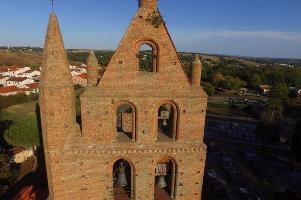 L'ancien capitaine du XV de France Fabien Pelous lance une collecte de dons pour sauver le clocher de l'église de Garidech en Haute-Garonne.