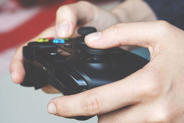 Une addiction aux jeux vidéo peut en amener d’autres. " Il y a une tendance à la surconsommation en cette période de confinement : par l’alimentaire, par l’alcool ou le cannabis", précise le professeur Philippe Nubukpo, psychiatre responsable du Centre d’experts régional de pathologies du jeu (CERJeP)  de Limoges