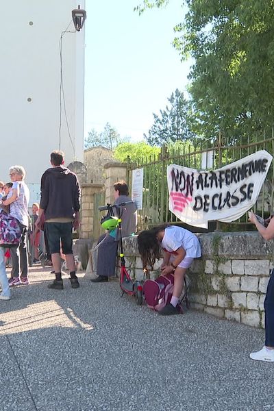A Sauve dans le Gard, des parents d'élèves manifestent contre une fermeture de classe.