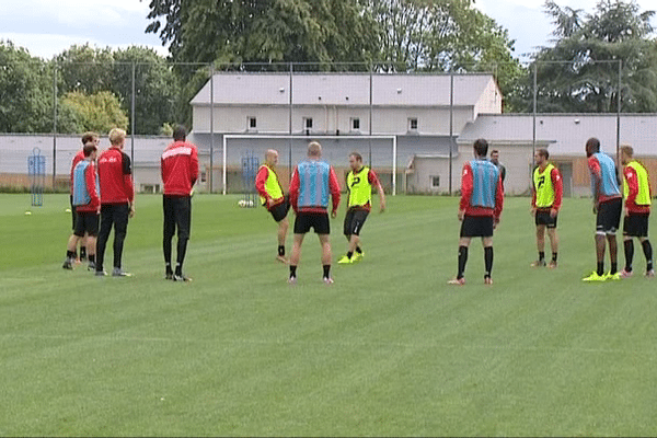 Ambiance décontractée chez les joueurs de l'EAG, pendant une séance d'entraînement