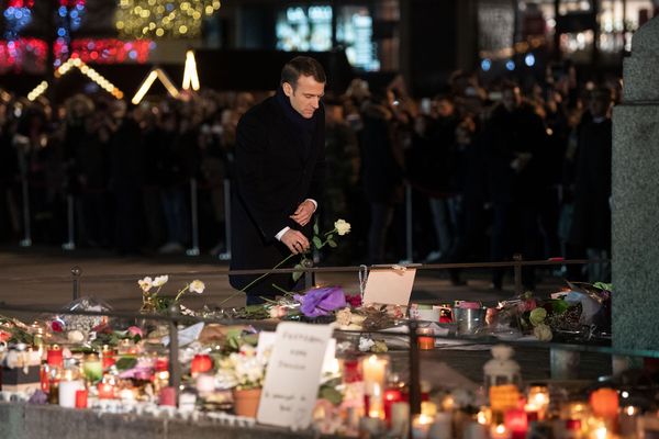 Le président Emmanuel Macron rend au hommage aux victimes, place Kléber à Strasbourg