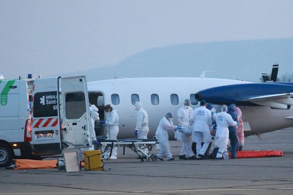 Des malades du Covid-19 évacués en avion, à Colmar en mars 2020