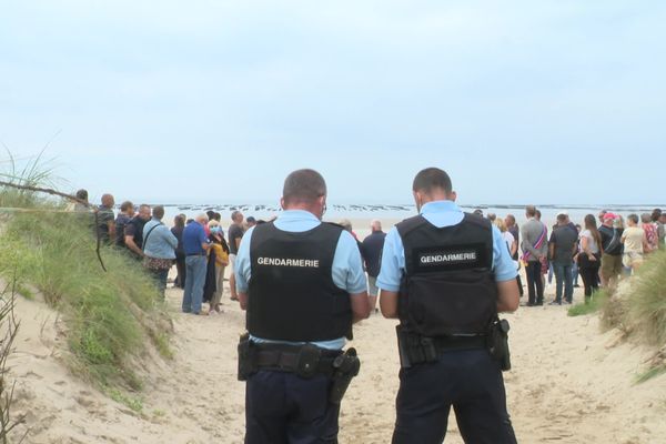 Une petite centaine de personnes, des pêcheurs et quelques élus, se sont rassemblées ce samedi sur la plage de Pirou, d'où part le câble alimentant Jersey en électricité