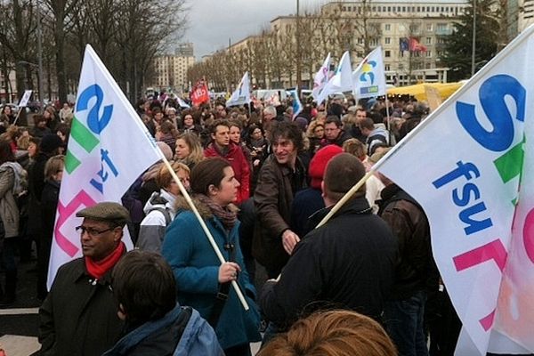 Près de 1.000 personnes de la fonction publique, territoriale et hospitalière manifestent à Rouen.